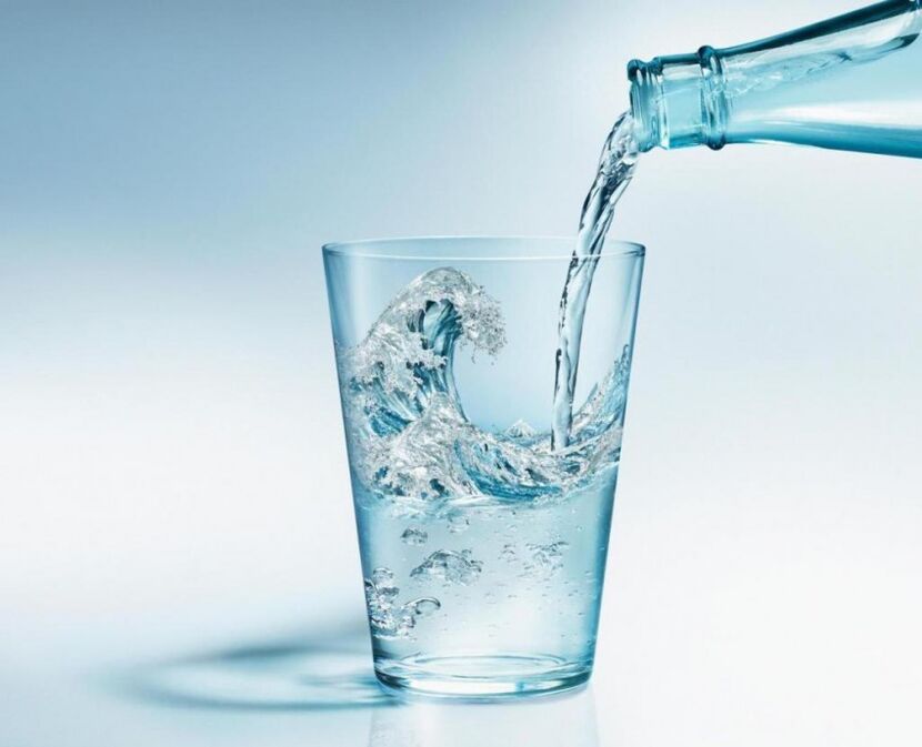 Во время диеты нужно пить много чистой воды. 
